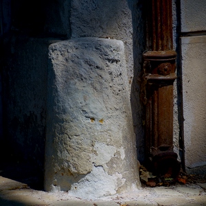 Angle de rue en ciment et buse rouillée d'écoulement des eaux - France  - collection de photos clin d'oeil, catégorie rues